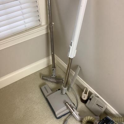 UBR558 1992 Electrolux Classic Canister Vacuum with Attachments