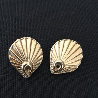 Vintage gold tone clip on earrings