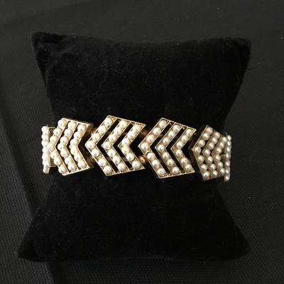 Vintage faux pearl gold tone stretch bracelet