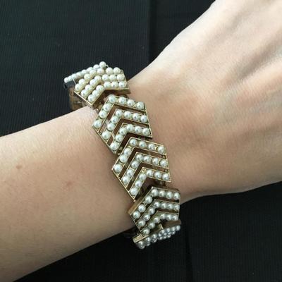 Vintage faux pearl gold tone stretch bracelet