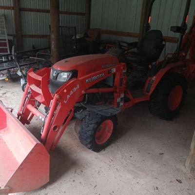 Kubota B2601 Tractor with backhoe. Only 29 hours. Garage Kept.