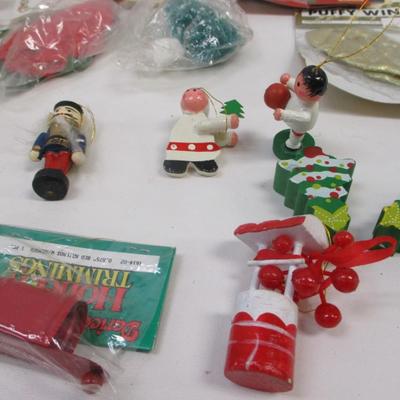 Assortment Of Christmas Decor Ornaments Lighted Table Top Christmas Tree Lot 5