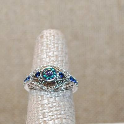Size 7½ Round Iridescent GREEN Main Stone Ring with 8 Deep Blue Side Accent Stones on a Silver Tone Band (3.7g)