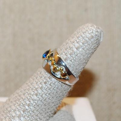 Size 7¼ Blue Trillion Cut Main Stone Ring with 2 Tone Accent on a Silver Band (4.2g)