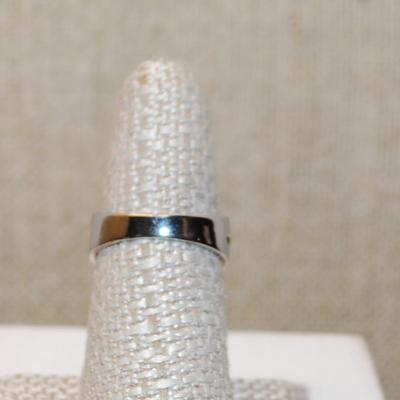 Size 7¼ Blue Trillion Cut Main Stone Ring with 2 Tone Accent on a Silver Band (4.2g)