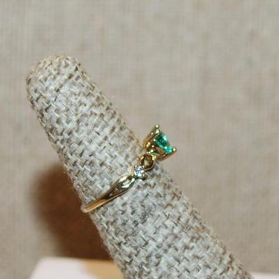 Size 5 Delicate BLUE/GREEN HEART Ring with Loops and Single Clear Stone Accents on a Gold Tone Band (1.1g)