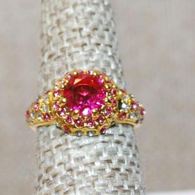 Size 5½ Round Red Stone Ring with Pink & White All Surround Stones on a Gold Tone Band (2.7g)