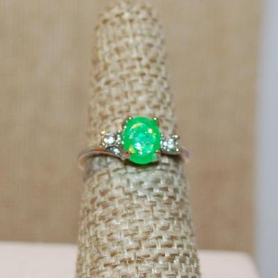 Size 6 Gumdrop Green Bespeckled Oval Stone Ring with 2 Side Accent Stones on a Silver Tone Band (1.7g)