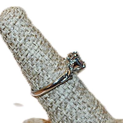 Size 6 Iridescent BLUE/GREEN Single Round Stone Ring with "Branch" Style Accents on a Silver Tone Band (2.9g)