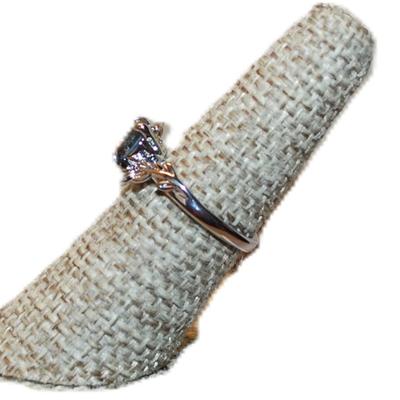 Size 6 Iridescent BLUE/GREEN Single Round Stone Ring with "Branch" Style Accents on a Silver Tone Band (2.9g)