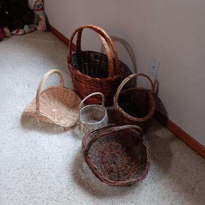 AN ASSORTMENT OF BASKETS (2)