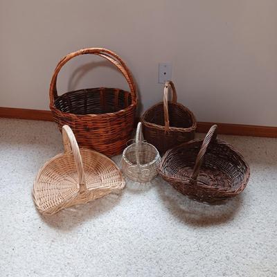 AN ASSORTMENT OF BASKETS (3)