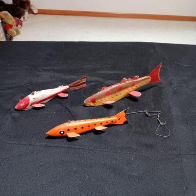 LARGE WOODEN FISHING LURES WITH TIN FINS