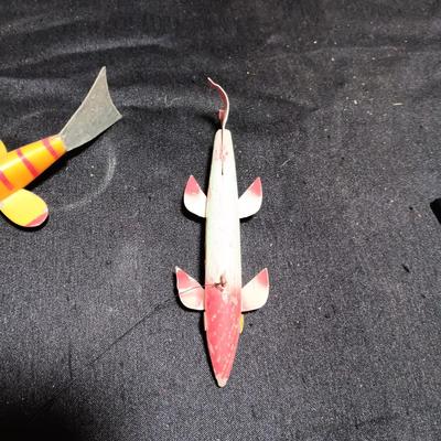 LARGE WOODEN FISHING LURES WITH TIN FINS