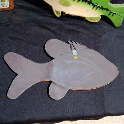 WOODEN SERVING FISH, 2 WOOD WALL HANGINGS AND A TIN