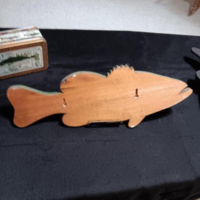WOODEN SERVING FISH, 2 WOOD WALL HANGINGS AND A TIN