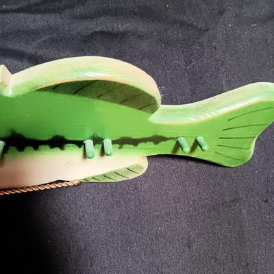 WOODEN SERVING FISH, 2 WOOD WALL HANGINGS AND A TIN