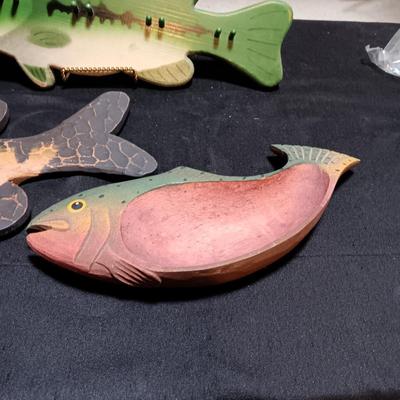 WOODEN SERVING FISH, 2 WOOD WALL HANGINGS AND A TIN