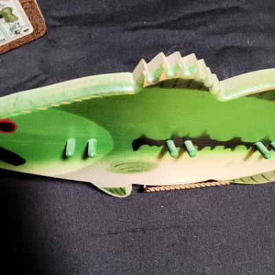 WOODEN SERVING FISH, 2 WOOD WALL HANGINGS AND A TIN