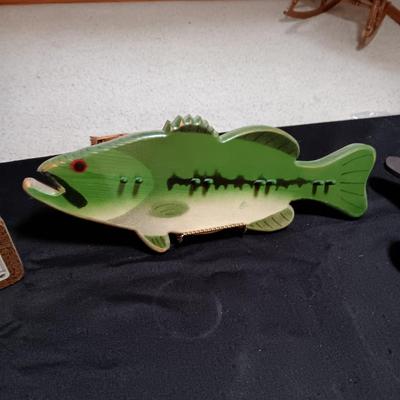 WOODEN SERVING FISH, 2 WOOD WALL HANGINGS AND A TIN