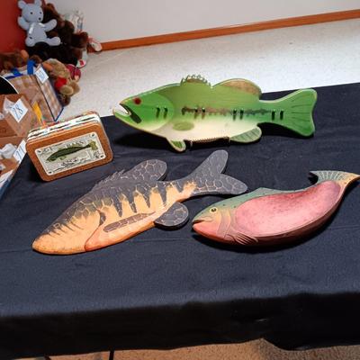 WOODEN SERVING FISH, 2 WOOD WALL HANGINGS AND A TIN