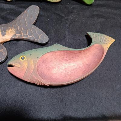 WOODEN SERVING FISH, 2 WOOD WALL HANGINGS AND A TIN