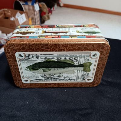 WOODEN SERVING FISH, 2 WOOD WALL HANGINGS AND A TIN