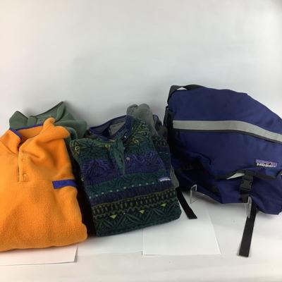 M1047 Lot of Four Men's PATAGONIA Fleece Pullovers and Bag