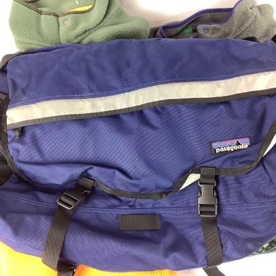 M1047 Lot of Four Men's PATAGONIA Fleece Pullovers and Bag