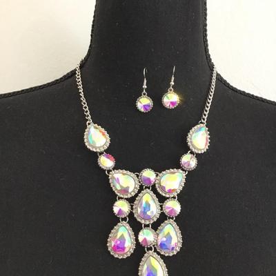 Beautiful, iridescent necklace and earring statement set