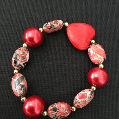 Super cute stone heart stretch bracelet