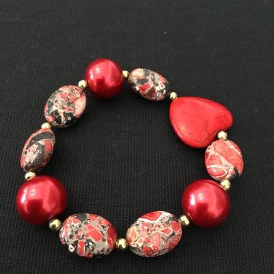 Super cute stone heart stretch bracelet