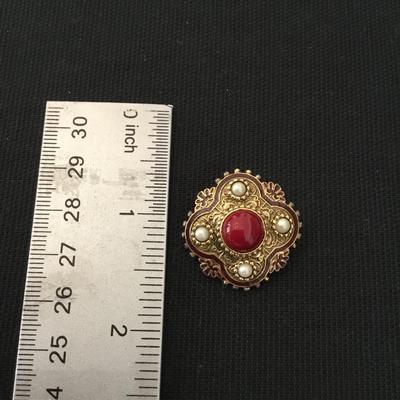 Beautiful Vintage Gold tone pin / brooch