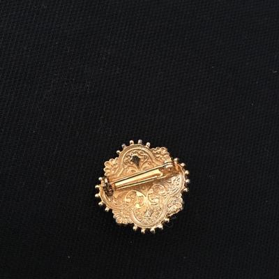 Beautiful Vintage Gold tone pin / brooch