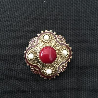 Beautiful Vintage Gold tone pin / brooch