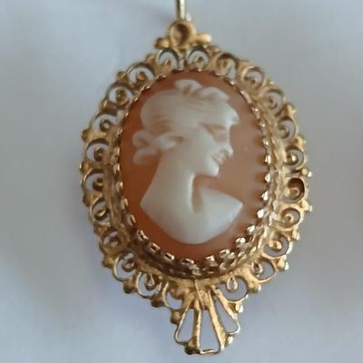 Beautiful Vintage 14K Yellow Gold Carved Shell Lady Cameo Dangle Drop Earrings