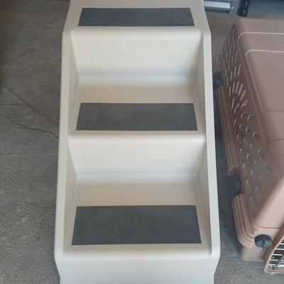 Collapsible dog stairs and medium deluxe Petmate kennel
