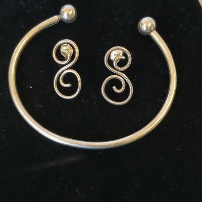 .925 marked Bangle with a set of earrings