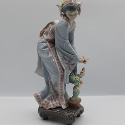 Lladro “Mayumi” Japanese Geisha Figurine