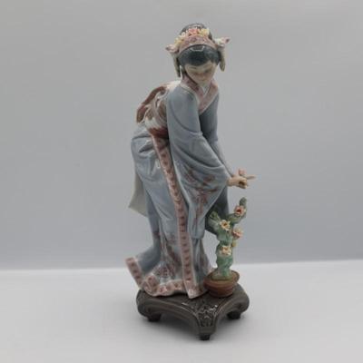 Lladro “Mayumi” Japanese Geisha Figurine