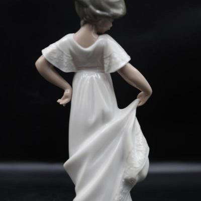 Nao by Lladro "How Pretty"