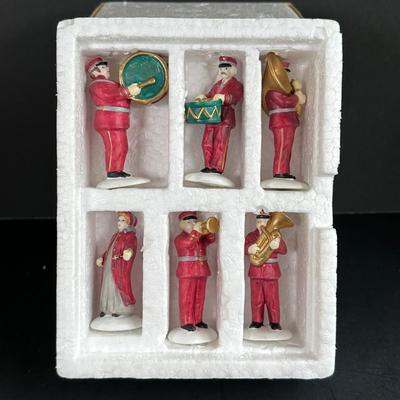 LOT 4K: Department 56 Heritage Village Collection Accessories - Amish Family, City People, Come Into The Inn & More