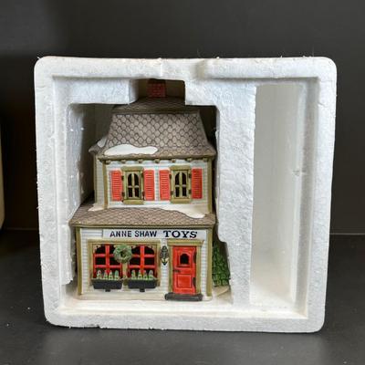 LOT 6K: Department 56 Heritage Village Collection New England Village Series - Jannes Mullet Amish Farm House, Barn & Ann Shaw Toys