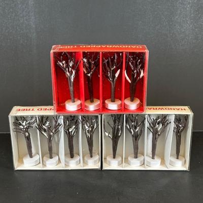 LOT 10K: Department 56 Heritage Village Collection Village Wrought Iron Gate & Fence & More Accessories