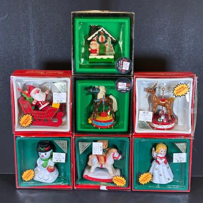 LOT 12K: Musical Treasure Wood Porcelain & Electronic Christmas Decoration