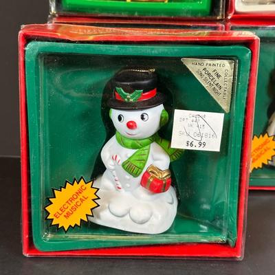 LOT 12K: Musical Treasure Wood Porcelain & Electronic Christmas Decoration