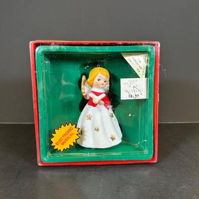 LOT 12K: Musical Treasure Wood Porcelain & Electronic Christmas Decoration