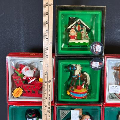 LOT 12K: Musical Treasure Wood Porcelain & Electronic Christmas Decoration