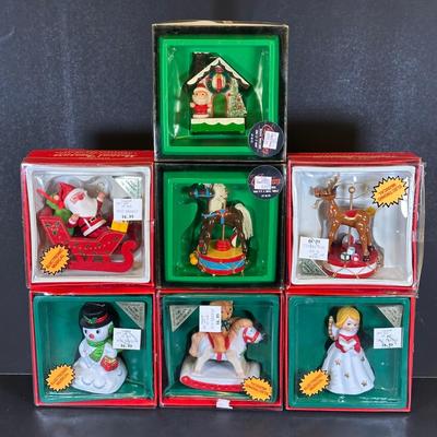 LOT 12K: Musical Treasure Wood Porcelain & Electronic Christmas Decoration