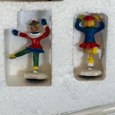LOT 34K: Animated Singing Dog Trio, Very Merry Mice & Winter Village Ski Slope & Skating Pond